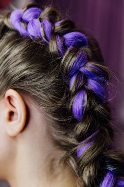 Güzellik Salonu kız örgü ile dokunan. örgülü pigtails.