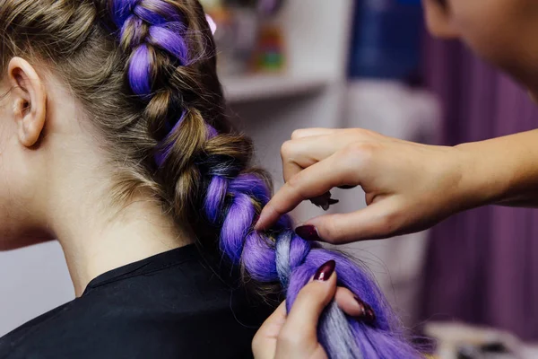 Menina no salão de beleza é tecida com tranças. Pigtails trançados . — Fotografia de Stock