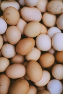 Birçok taze kahverengi yumurta bir pazarda Satılık