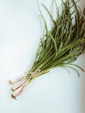 Beyaz arka plan üzerinde izole yeşil soğan. düz lay