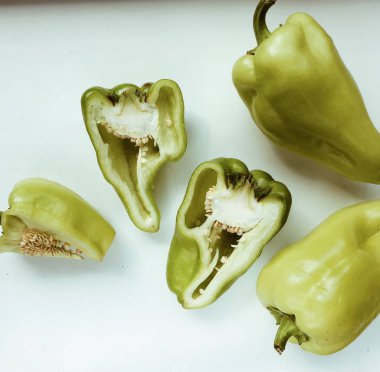 Yeşil tatlı beyaz arka plan üzerinde izole biber. düz lay