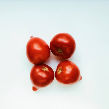 Beyaz arka plan üzerinde izole kırmızı domates. düz lay