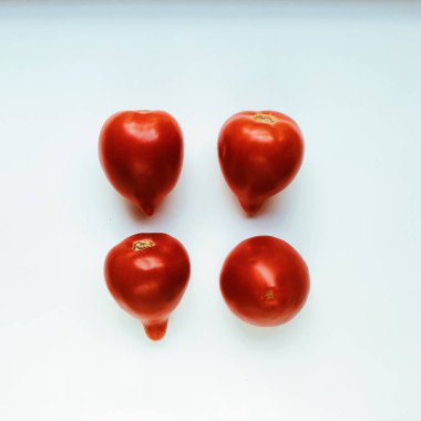 Beyaz arka plan üzerinde izole kırmızı domates. düz lay