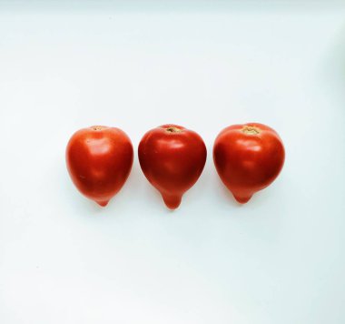 Beyaz arka plan üzerinde izole kırmızı domates. düz lay