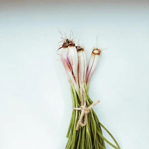 Bawang Hijau Diisolasi Pada Latar Belakang Putih Flat Lay — Stok Foto