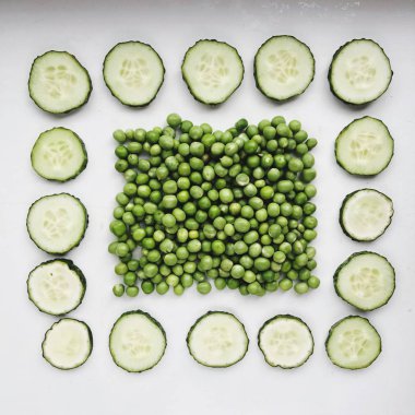 Beyaz arka plan üzerinde üstten görünüm izole taze sebze. düz lay