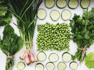 Beyaz arka plan üzerinde üstten görünüm izole taze sebze. düz lay