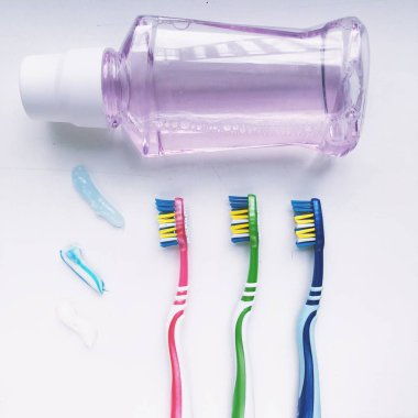 Diş fırçası, diş macunu ve durulama beyaz arka plan üzerinde ayarlayın. Diş ve sağlık kavramı. 