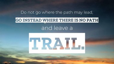 'Yolun götürebileceği bir yere gitmeyin, PATH olmayan bir yere gidin ve bir TREL bırakın' okunan sakin bir gündoğumu bulutlu gökyüzüne karşı sunulur