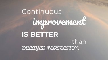 Alıntı, ince bulutlu pastel renkli bir gökyüzünün üzerine serilmiştir. 