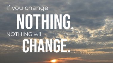 Gri ve beyaz bulutlarla dolu sakin bir gündoğumu gökyüzü. Dipte parlak bir güneş görünüyor, 