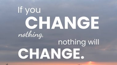 Bulutlu bir gökyüzünde soluk bir gündoğumu ile ilham verici bir alıntı yapılır. Metinde 'Hiçbir şeyi değiştirmezseniz, iki farklı yazı tipi kullanarak hiçbir şey değişmeyecek' yazıyor.