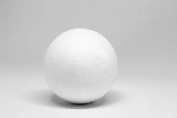 白い背景に孤立した白い発泡スチロールボール — ストック写真