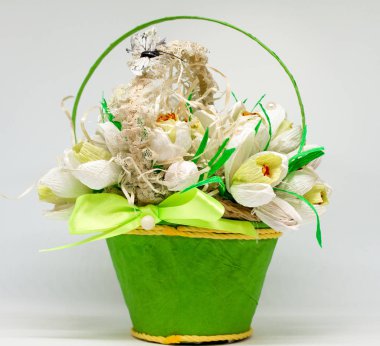 Beyaz arka plandaki sepetin içinde kağıt çiçekler 