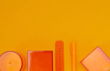 3 boyutlu saydam turuncu şekiller - paralel kenarlar, silindir ve küp. Sarı arkaplandaki tükenmez kalemi izle.