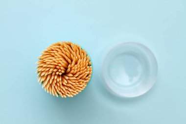 Mavi arka planda bir kutuda kürdan. Yukarıdan ateş edildi. 