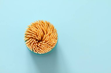 Mavi arka planda bir kutuda kürdan. Yukarıdan ateş edildi. 