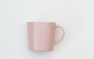 Mavi arka planda büyük pembe kupa..