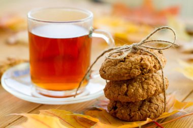 Kurabiye ve akçaağaç yapraklı siyah çay.