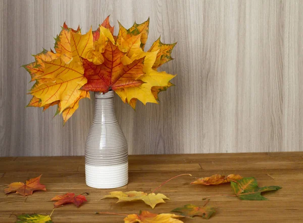 Vase Mit Ahornblättern Auf Holztisch — Stockfoto