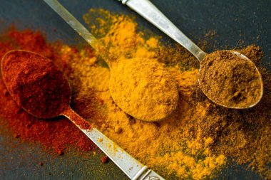 Baharatlar. Mutfaktaki masada kırmızı biberli zerdeçal ve kişniş..