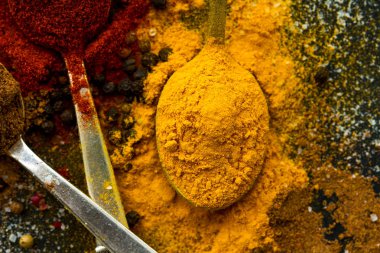 Baharatlar. Mutfaktaki masada kırmızı biberli zerdeçal ve kişniş..