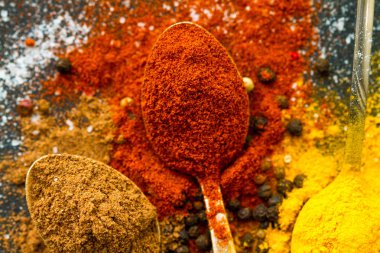 Baharatlar. Mutfaktaki masada kırmızı biberli zerdeçal ve kişniş..