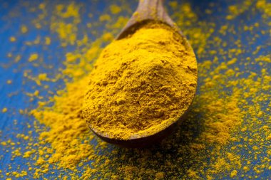 kaşıktaki baharatın yakın plan görüntüsü