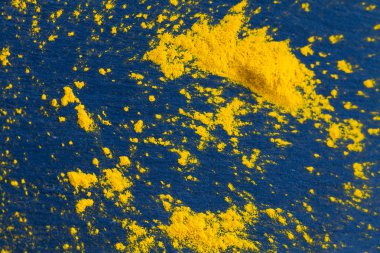 Baharatlar. Mutfaktaki masada kırmızı biberli zerdeçal ve kişniş..