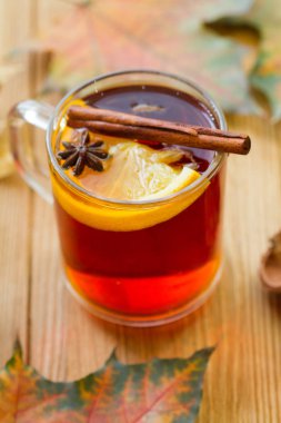 Baharatlı çay, portakal dilimi ve akçaağaç yaprağı.