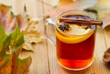 Baharatlı çay, portakal dilimi ve akçaağaç yaprağı.