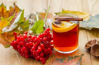 Baharatlı çay, portakal dilimi, böğürtlen ve akçaağaç yaprağı.