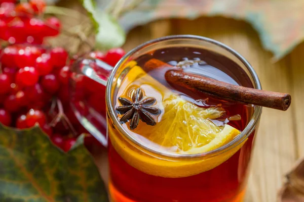 Fűszeres Tea Narancs Szelettel Bogyókkal Juharfalevéllel Asztalon — Stock Fotó