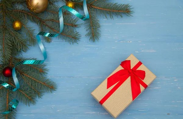 Ramo Árvore Natal Presente Uma Mesa Retro Madeira Azul Fundo — Fotografia de Stock