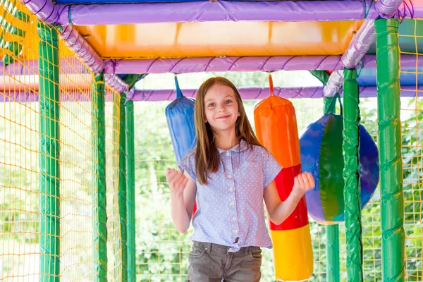 Menina Bonito Joga Área Jogo Fundo — Fotografia de Stock