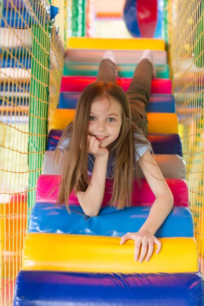 Menina Bonito Joga Área Jogo Fundo — Fotografia de Stock