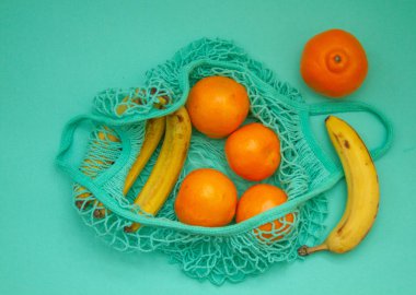 Mandalina ve portakallar yeni bir nane torbasında yatıyor.