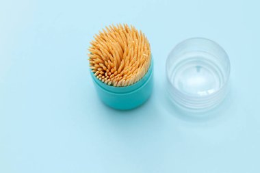 Mavi arka planda bir kutuda kürdan. Yukarıdan ateş edildi. 