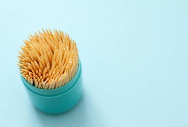 Mavi arka planda bir kutuda kürdan. Yukarıdan ateş edildi. 