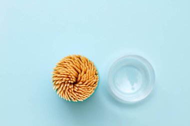 Mavi arka planda bir kutuda kürdan. Yukarıdan ateş edildi. 