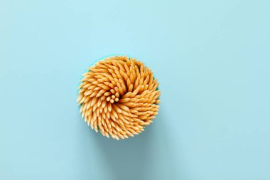 Mavi arka planda bir kutuda kürdan. Yukarıdan ateş edildi. 