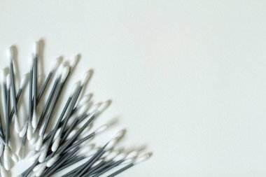 Kulak pamuğu örnekleri. Kulaklığı temizlemek için hijyenik çubuklar.