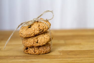 Tahta masada lezzetli yulaf ezmeli kurabiyeler.