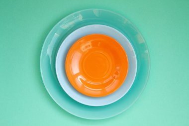 Yeşil arka planda birbiri üzerine üç tabak uzanır.