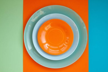 Yeşil arka planda birbiri üzerine üç tabak uzanır.