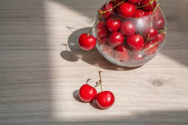 Lezzetli tatlı olgun ve sulu vişne meyveleri.