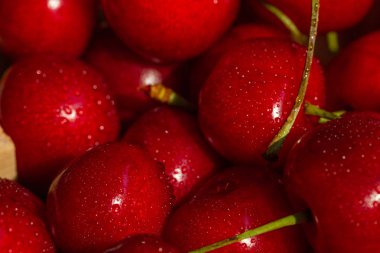 Lezzetli tatlı olgun ve sulu vişne meyveleri. 