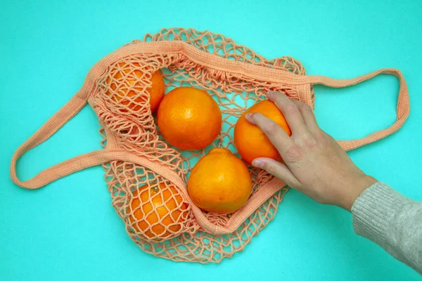 Kvinnlig Hand Tar Mandarin Från Shoppingpåse Sträng Påsen Citrusfrukter — Stockfoto