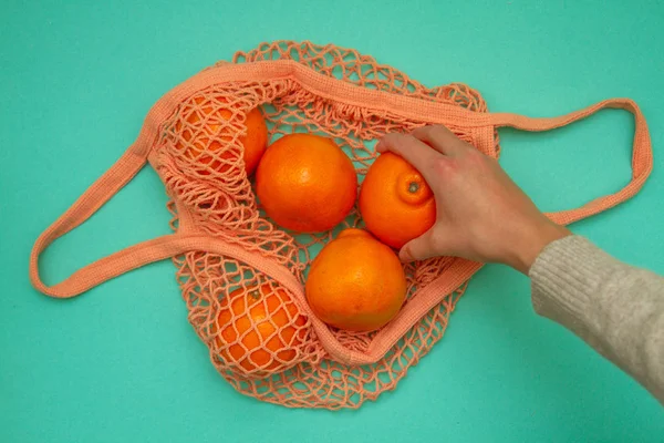 Kvinnlig Hand Tar Mandarin Från Shoppingpåse Sträng Påsen Citrusfrukter — Stockfoto