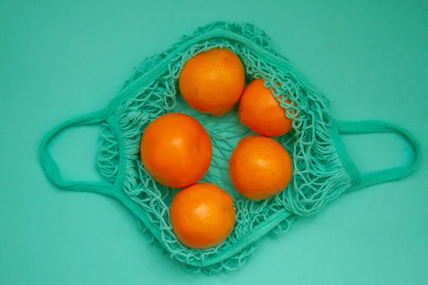 Mandarinen Grüner Minzfarbe Auf Türkisfarbenem Hintergrund Zitrusfrüchte Einem Weidensack Auf — Stockfoto